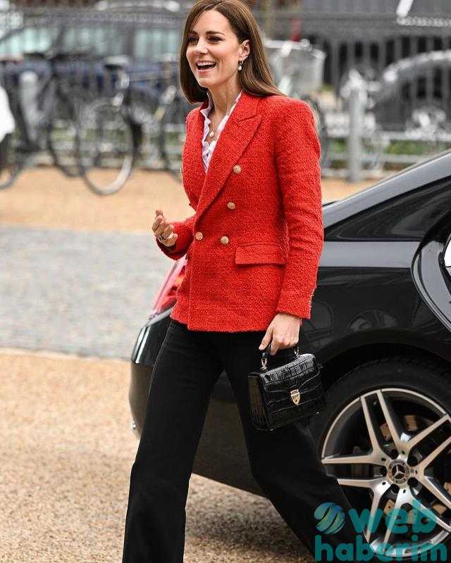 Kate Middleton, ziyarete ambalaj anaokulunda kaydıraktan kayarak çocuklar gibi eğlendi