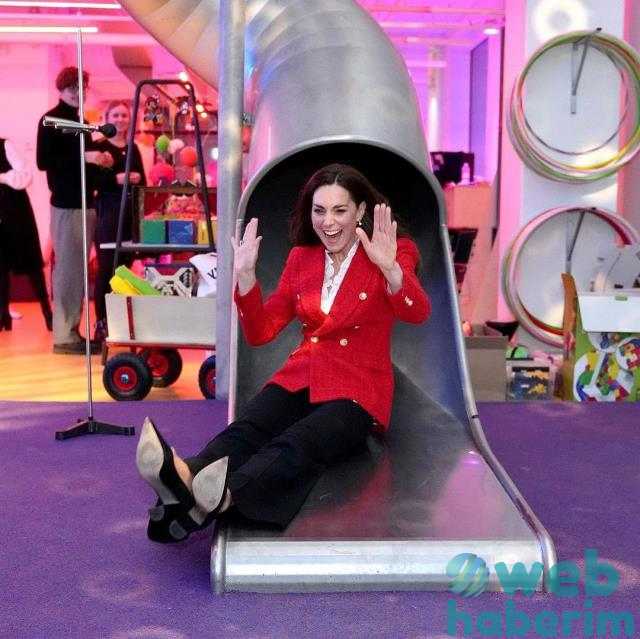 Kate Middleton, ziyarete ambalaj anaokulunda kaydıraktan kayarak çocuklar gibi eğlendi