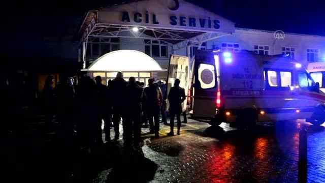 Küçük ticari araçla otomobil çarpışması, 7 kişi yaralandı