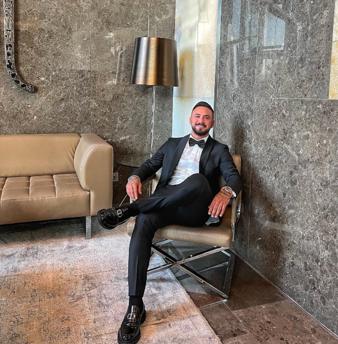 Gökhan Çıra sevgilisiyle olan fotoğrafına gelen yoruma öfkelendi  #1