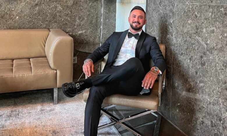 Gökhan Çıra sevgilisiyle olan fotoğrafına gelen yoruma öfkelendi