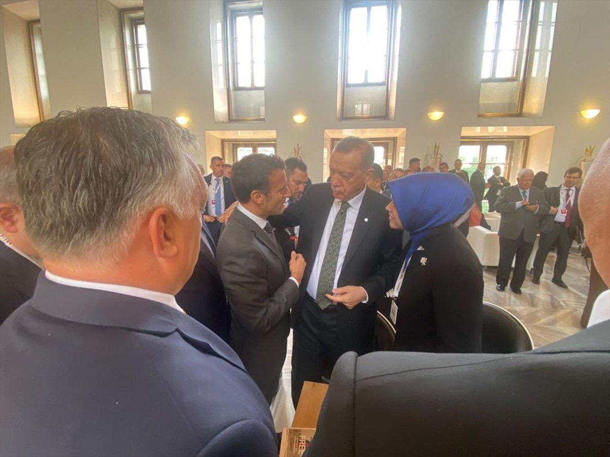Cumhurbaşkanı Erdoğan, Macron ile ayaküstü sohbet etti #1