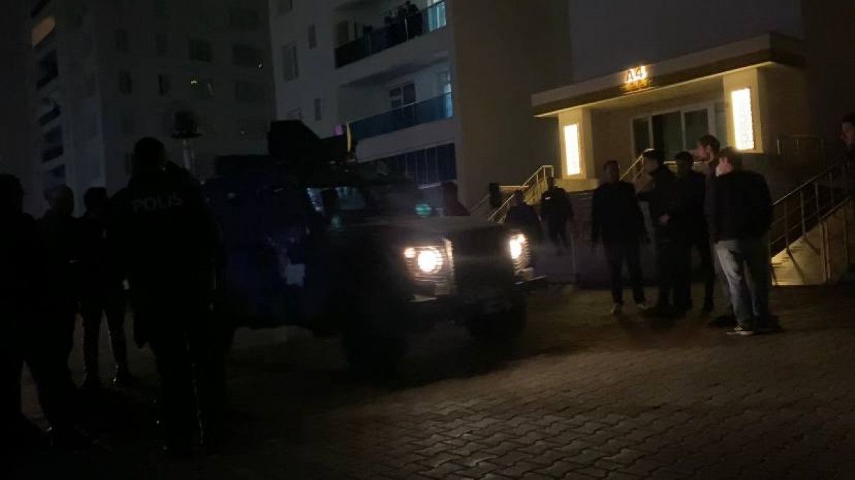 Diyarbakır da 3 aylık yeğenini bıçakla rehin alan şüpheliyi polis ikna etti #4