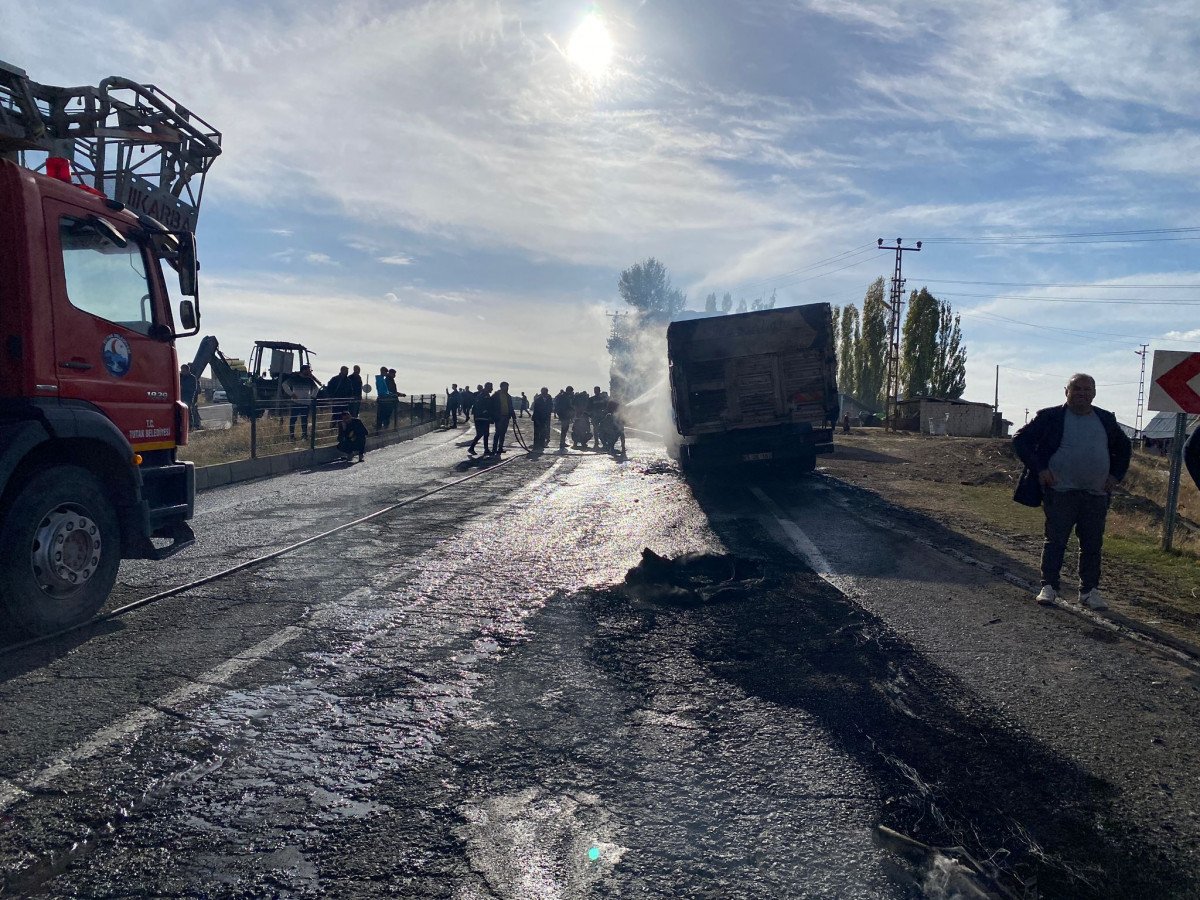 Ağrı’da tanker yolcu otobüsüyle çarpıştı #6