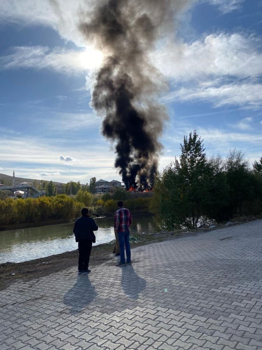 Ağrı’da tanker yolcu otobüsüyle çarpıştı #2