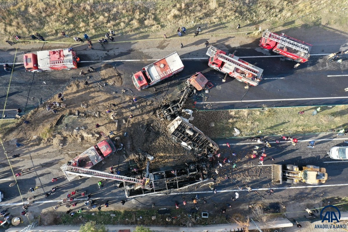Ağrı’da tanker yolcu otobüsüyle çarpıştı #9