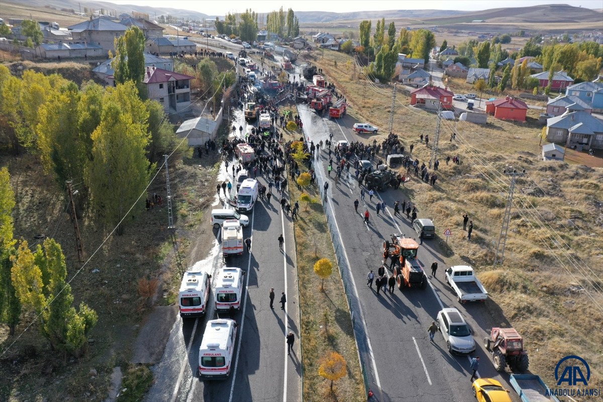 Ağrı’da tanker yolcu otobüsüyle çarpıştı #11