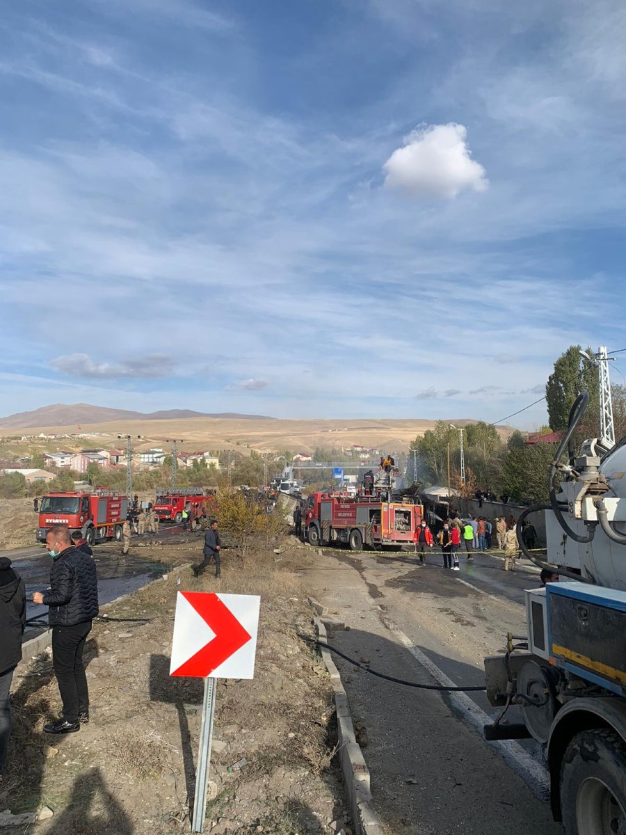 Ağrı’da tanker yolcu otobüsüyle çarpıştı #8