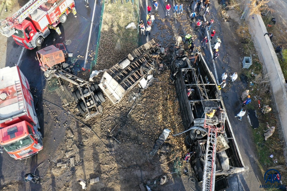 Ağrı’da tanker yolcu otobüsüyle çarpıştı #12