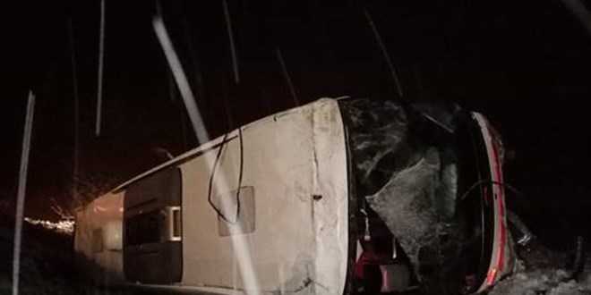 Afyonkarahisar’da yolcu otobüsünün devrilmesi sonucu 15 kişi yaralandı