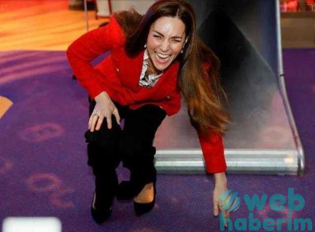 Kate Middleton, ziyarete ambalaj anaokulunda kaydıraktan kayarak çocuklar gibi eğlendi
