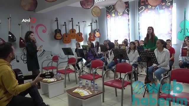 Merve Özbey, kızının doğum günü anısına Mardin'deki bir okul müzik atölyesi yaptırdı