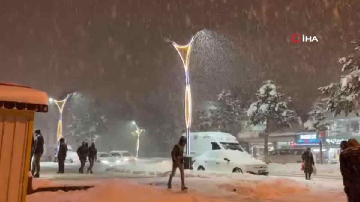 Bitlis’te bir mevsimde yağan kar 8 metreyi geçti