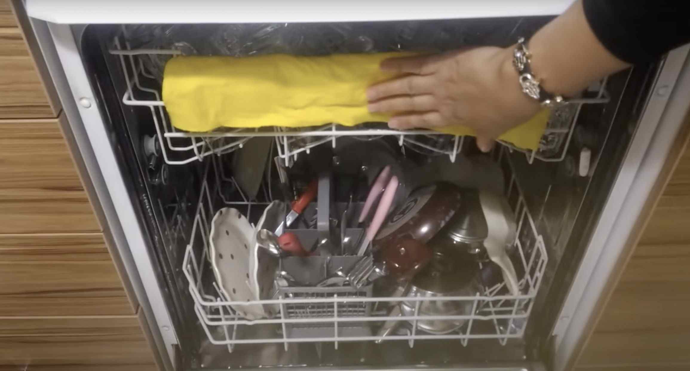 Bulaşık makinesine çamaşır suyu asla koymayın