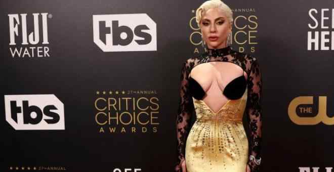 Kırmızı halıda dekolte şov! Görenler Lady Gaga’nın göğüslerinden gözlerini alamadı