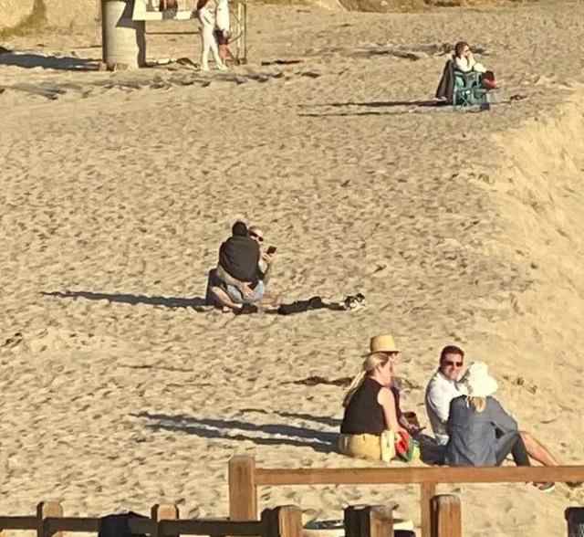Kourtney Kardashian ve nişanlısı Travis Barker plajda sarmaş dolaş görüntülendi