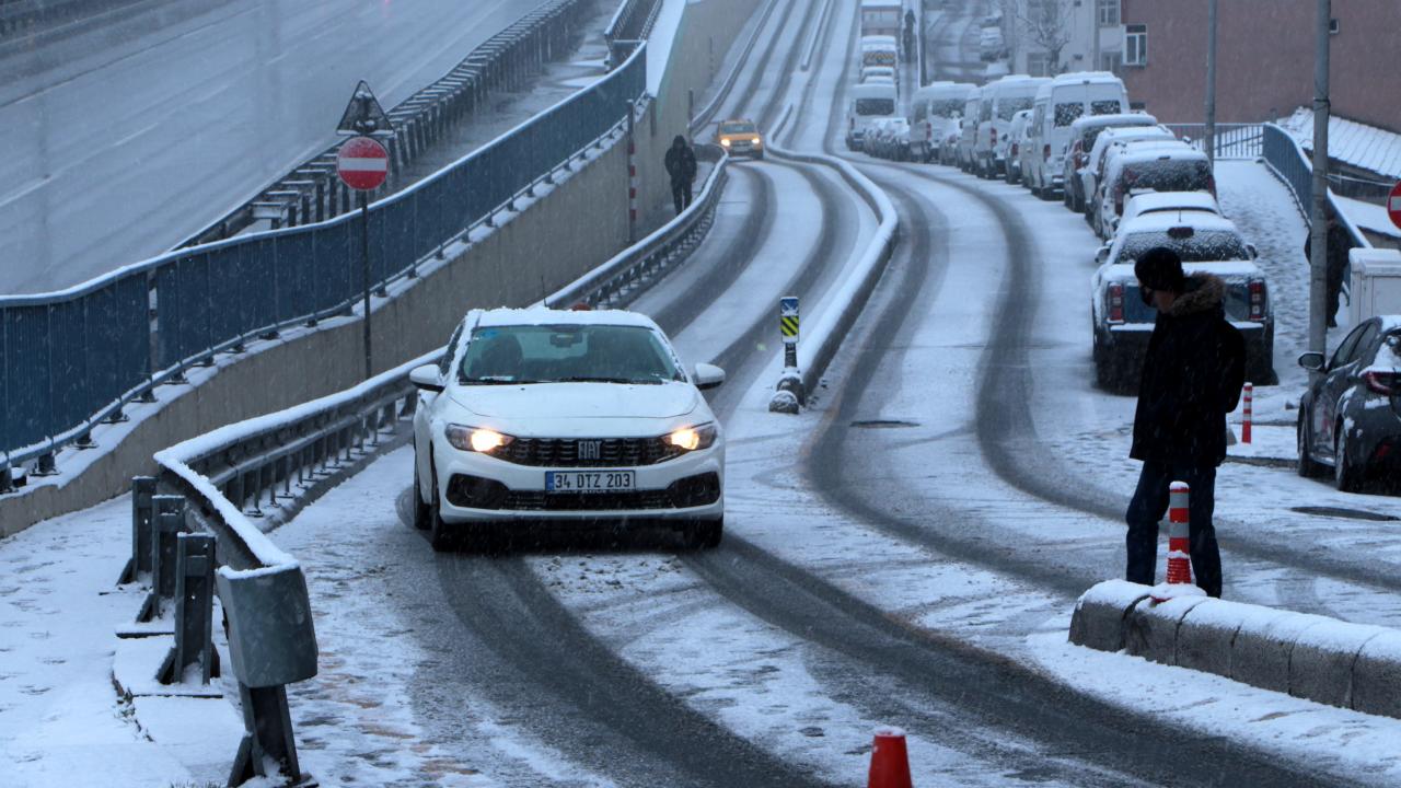 Meteoroloji uyardı ‘kar yağışı daha da şiddetlenecek’ Güne kar beyazıyla başlayan İstanbul’da son durum ne olacak?