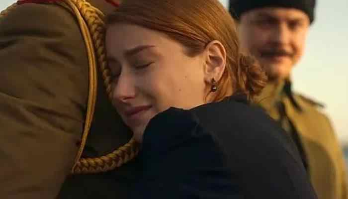 ‘Pera Palas’ta Gece Yarısı’ dizisinde Hazal Kaya’nın Atatürk’e sarıldığı an sosyal medyada gündem oldu