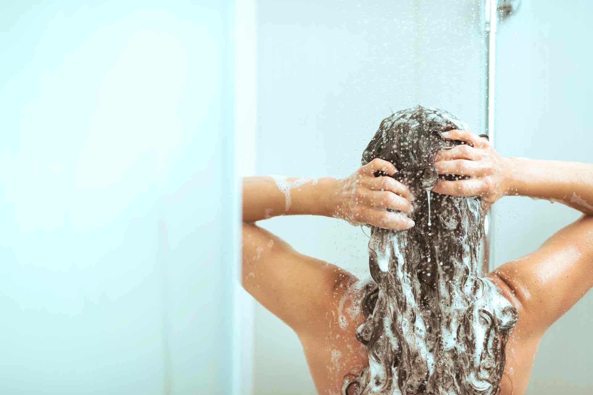 Saçlarınızın dökülme probleminin hızlanmaması için duştan sonra bu hataları kesinlikle yapmayın