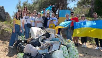 Antalya’ya Gelen Ukraynalı Sığınmacıların Çevredeki Çöpleri Toplaması Takdir Topladı!