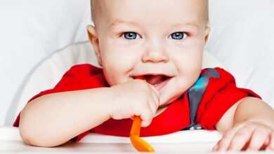 Bebekler katı gıdalara ne zaman ve nasıl geçmeliler, Annelere öneriler