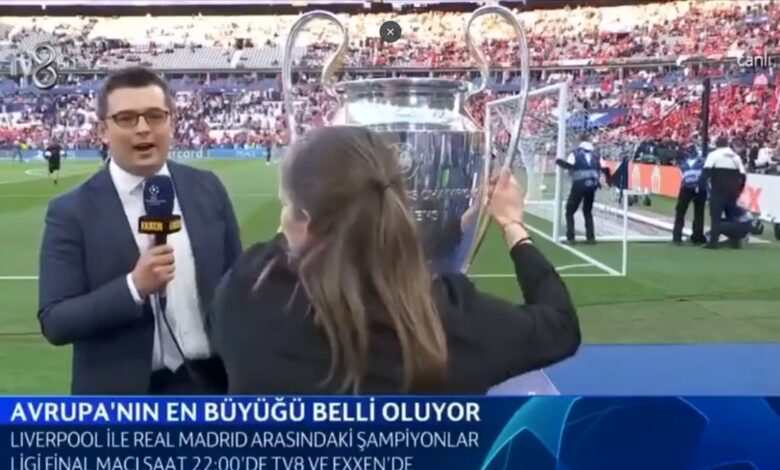 Şampiyonlar Ligi finaline damga vuran görüntü! Türk spiker Gökhan Abdik yayın yaparken kupayı aldılar!