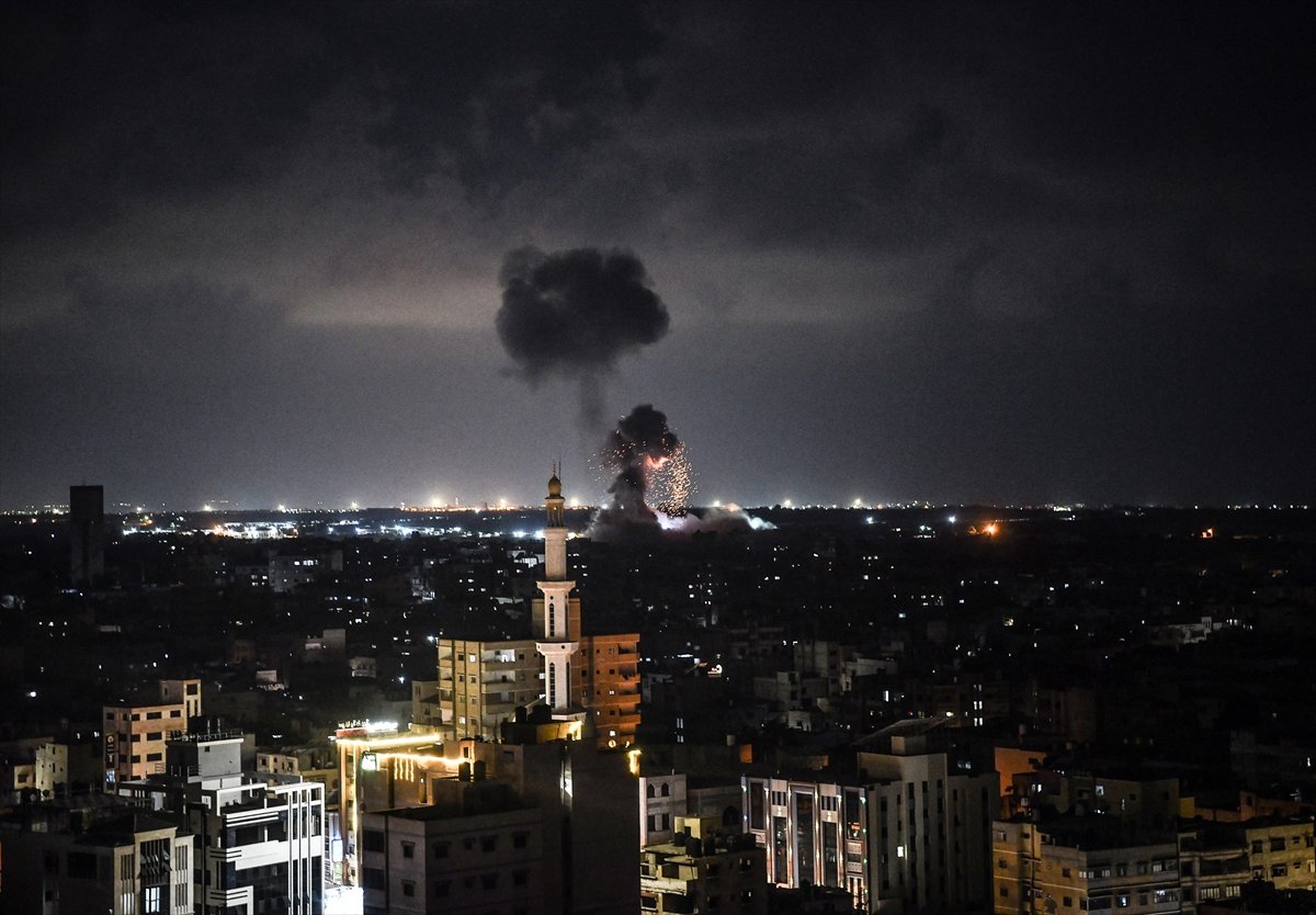 İsrail, abluka altındaki Gazze Şeridi ni bombaladı #1