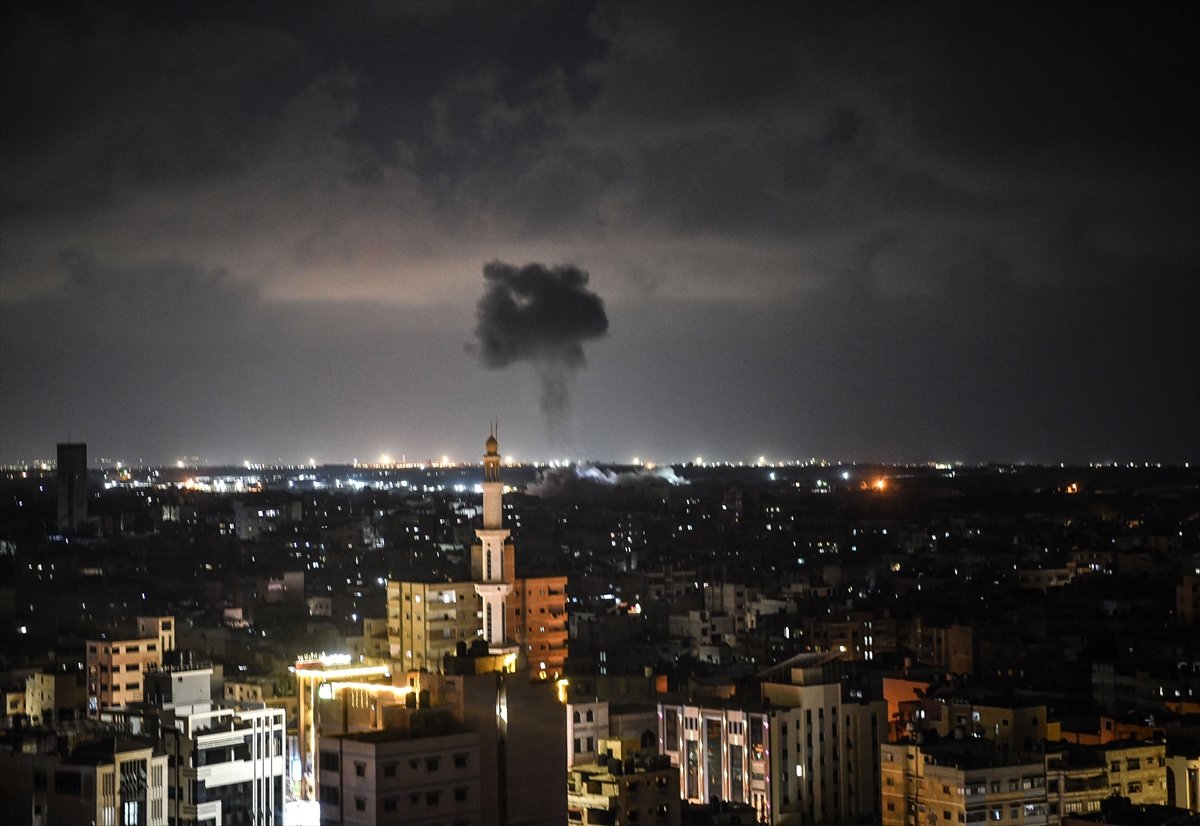 İsrail, abluka altındaki Gazze Şeridi ni bombaladı #3