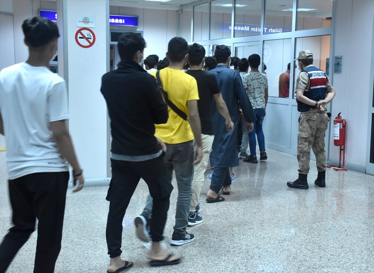 Afganistan uyruklu 227 göçmen, Erzurum dan ülkelerine yollandı #4