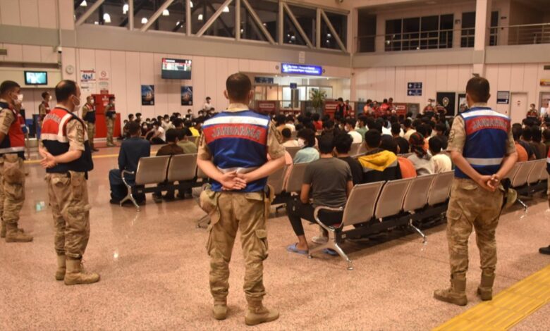 Afganistan uyruklu 227 göçmen, Erzurum'dan ülkelerine yollandı