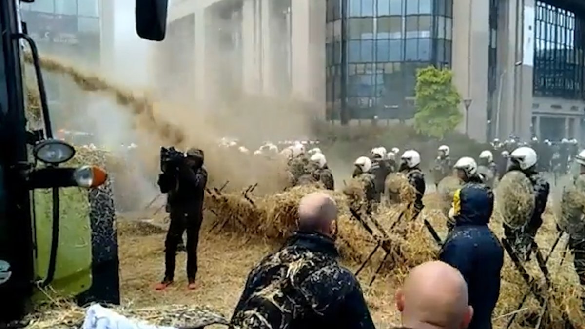 Hollanda da çiftçilerin eylemi sürüyor: Polise gübre ve saman sıktılar #2