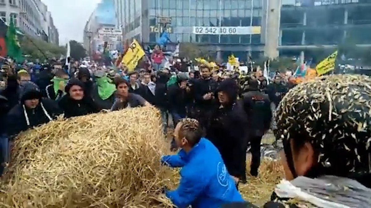 Hollanda da çiftçilerin eylemi sürüyor: Polise gübre ve saman sıktılar #1