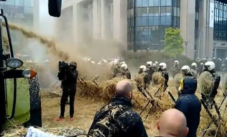 Hollanda'da çiftçilerin eylemi sürüyor: Polise gübre ve saman sıktılar