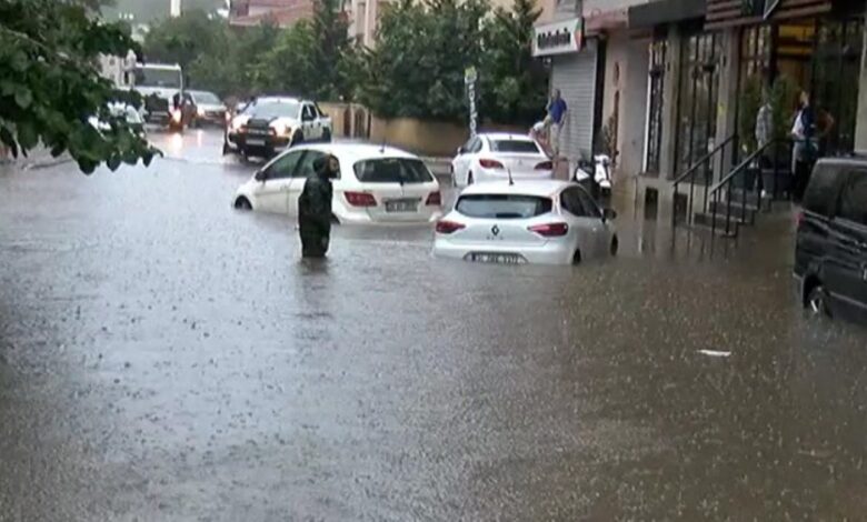 İstanbul'da kuvvetli yağış başladı: Maltepe sular altında