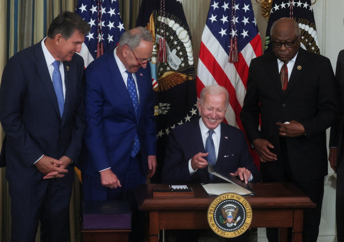 Joe Biden, enflasyonun düşürülmesine yönelik yasayı imzaladı  #1