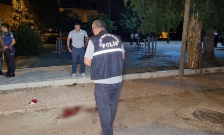 Adana'da çocuk parkı önünde silahlı saldırı: 2 ağır yaralı