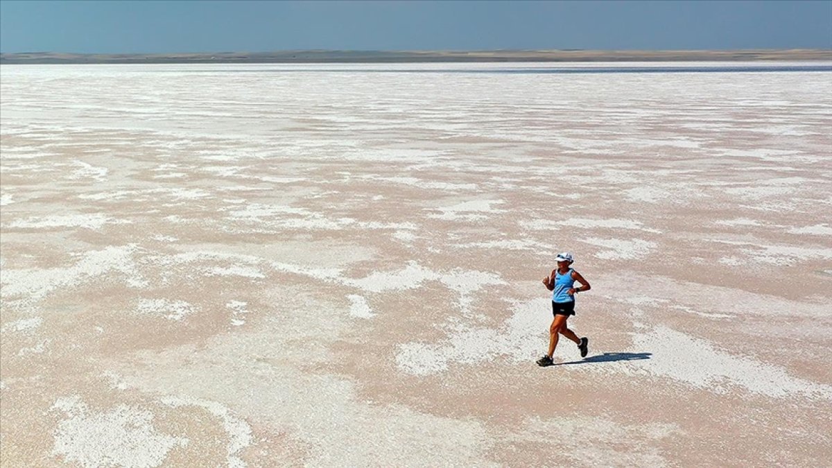 Su sorununa dikkat çekmek için Tuz Gölü nde maraton koştu #1