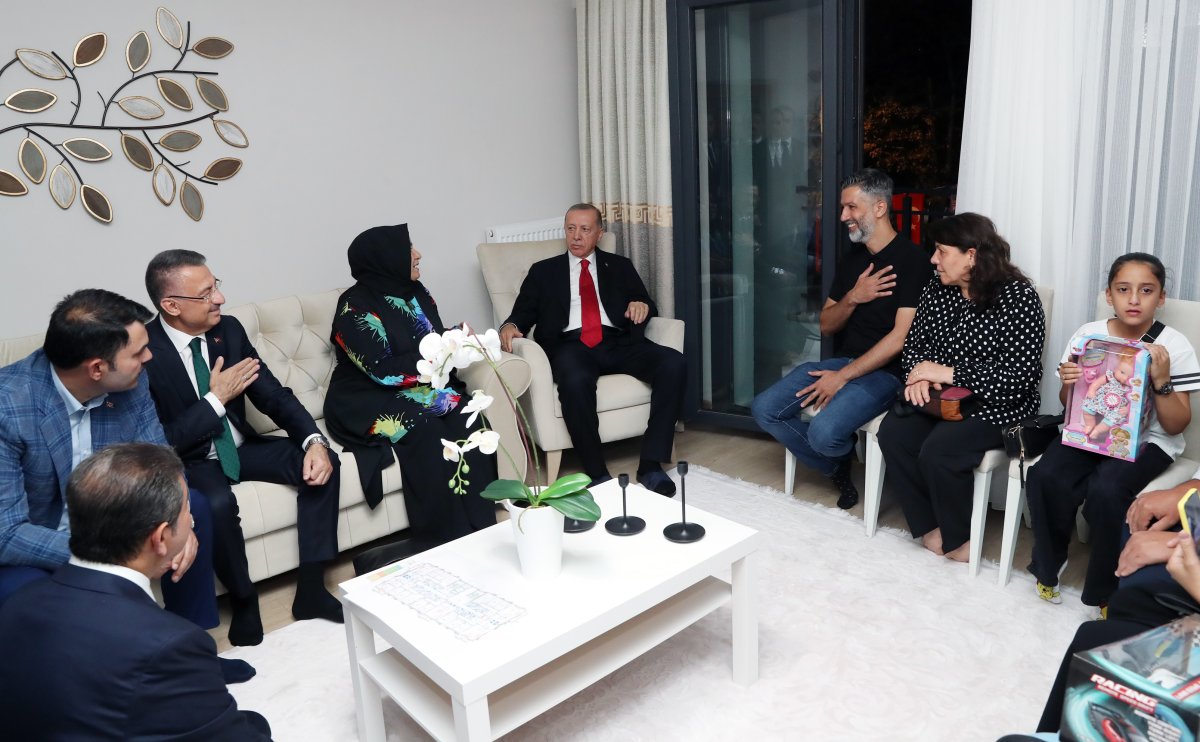 Cumhurbaşkanı Erdoğan, kentsel dönüşüm projesinde hak sahibi aileyi ziyaret etti #2