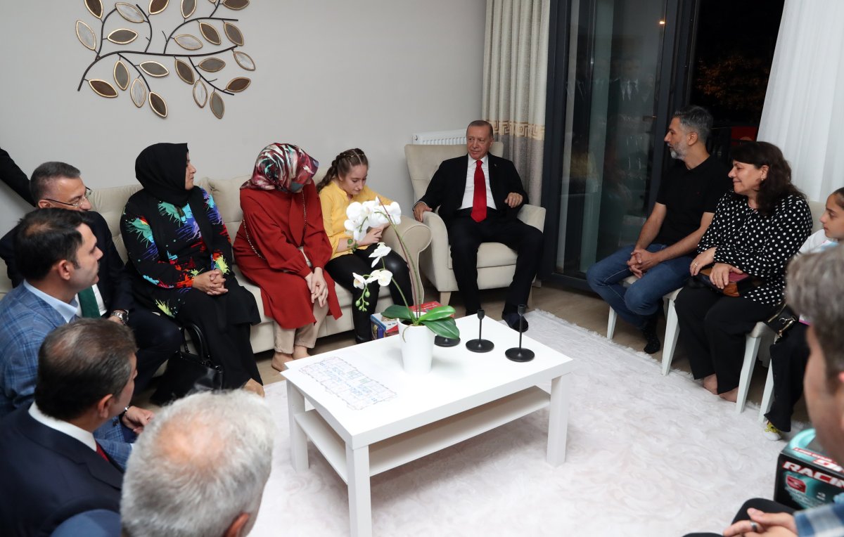 Cumhurbaşkanı Erdoğan, kentsel dönüşüm projesinde hak sahibi aileyi ziyaret etti #3
