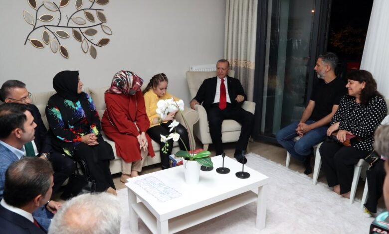 Cumhurbaşkanı Erdoğan, kentsel dönüşüm projesinde hak sahibi aileyi ziyaret etti