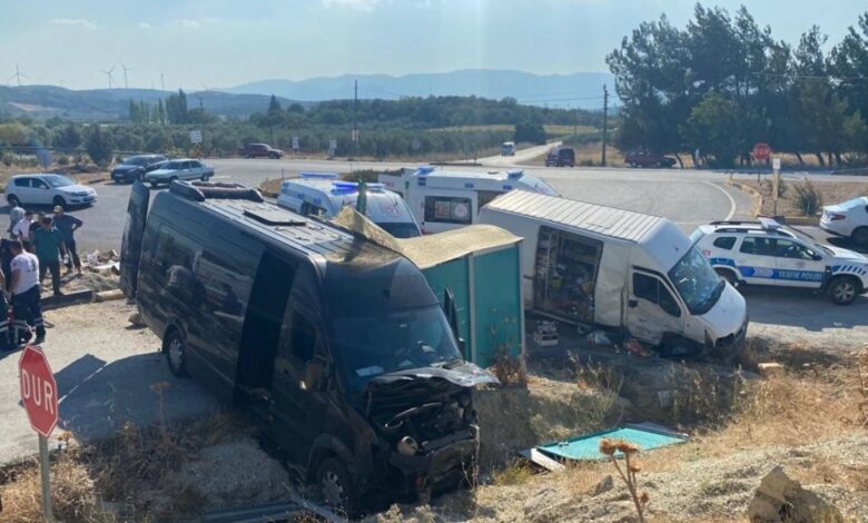 Manisa'da iki araç çarpıştı: 9 yaralı