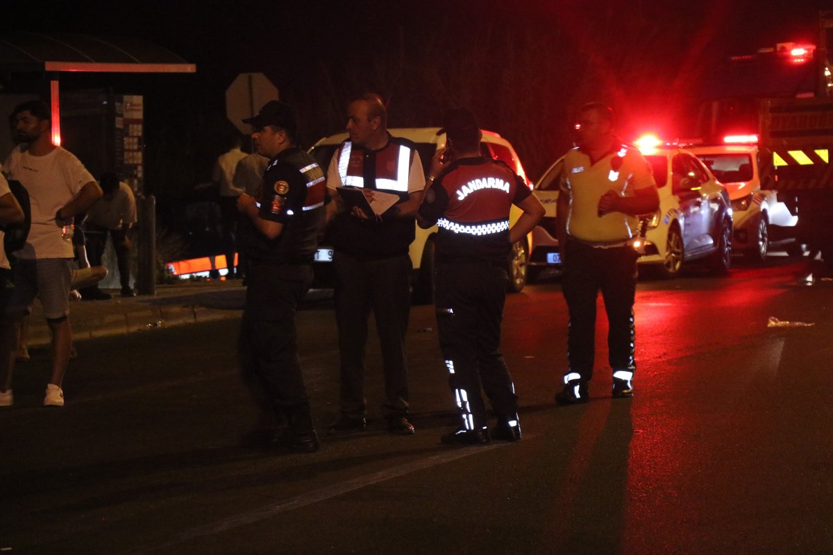 Antalya da tur otobüsü yolcu otobüsüne çarptı: 2 si ağır 25 yaralı #3