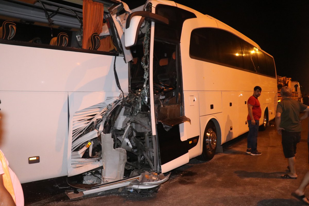 Antalya da tur otobüsü yolcu otobüsüne çarptı: 2 si ağır 25 yaralı #1