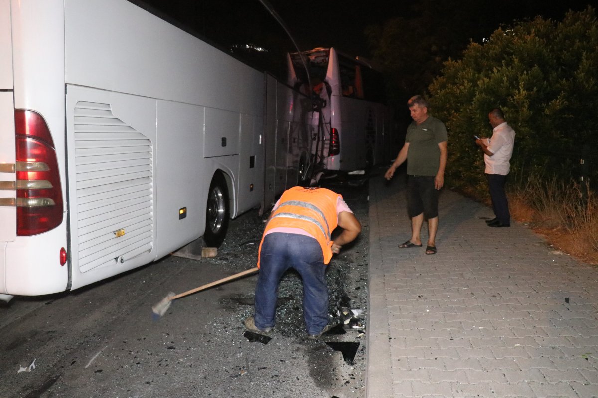 Antalya da tur otobüsü yolcu otobüsüne çarptı: 2 si ağır 25 yaralı #4