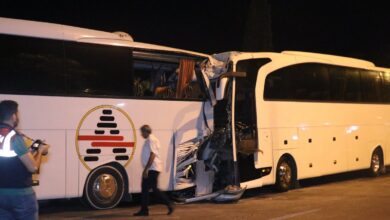 Antalya'da tur otobüsü yolcu otobüsüne çarptı: 2'si ağır 25 yaralı