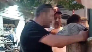 İstanbul'da bir adam karısına çarpan kağıt toplayıcısı genci dövdü