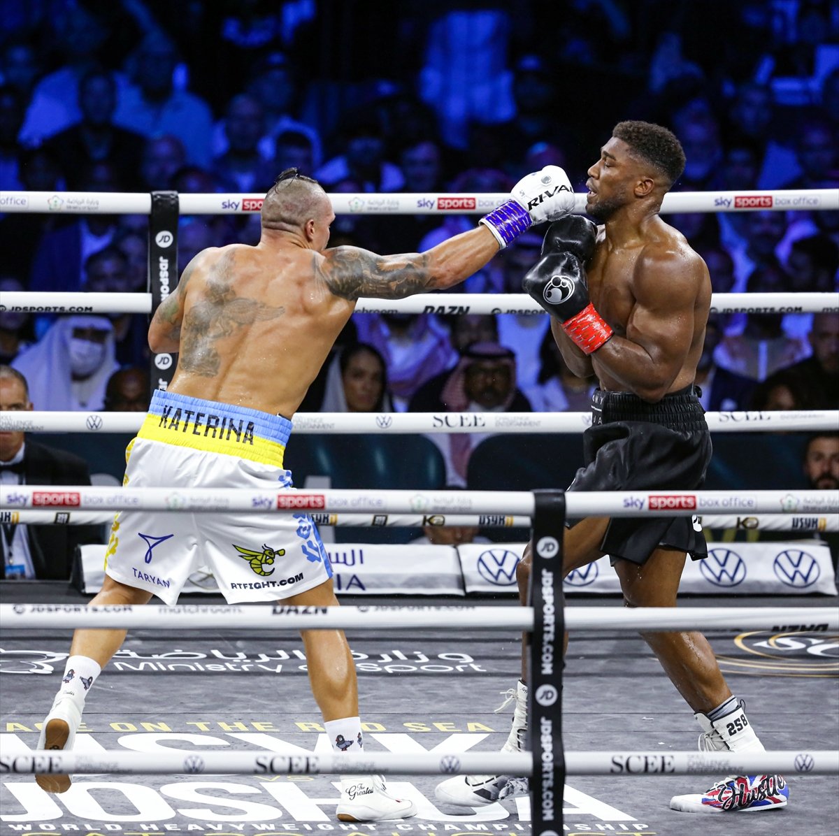 Dünya ağır sıklet boks ünvan maçında Usyk, Joshua yı yendi #11