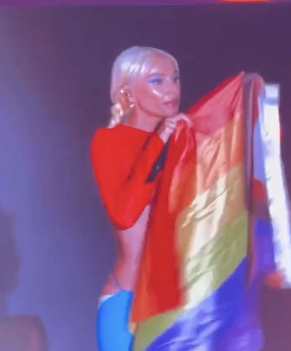 Şarkıcı Reyhan Karaca sahnede LGBT bayrağı açtı #2