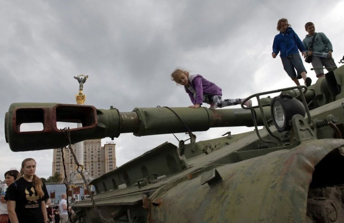 Ukrayna nın ele geçirdiği Rus tankları Kiev de sergileniyor #6