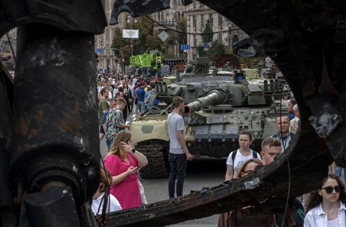 Ukrayna nın ele geçirdiği Rus tankları Kiev de sergileniyor #8